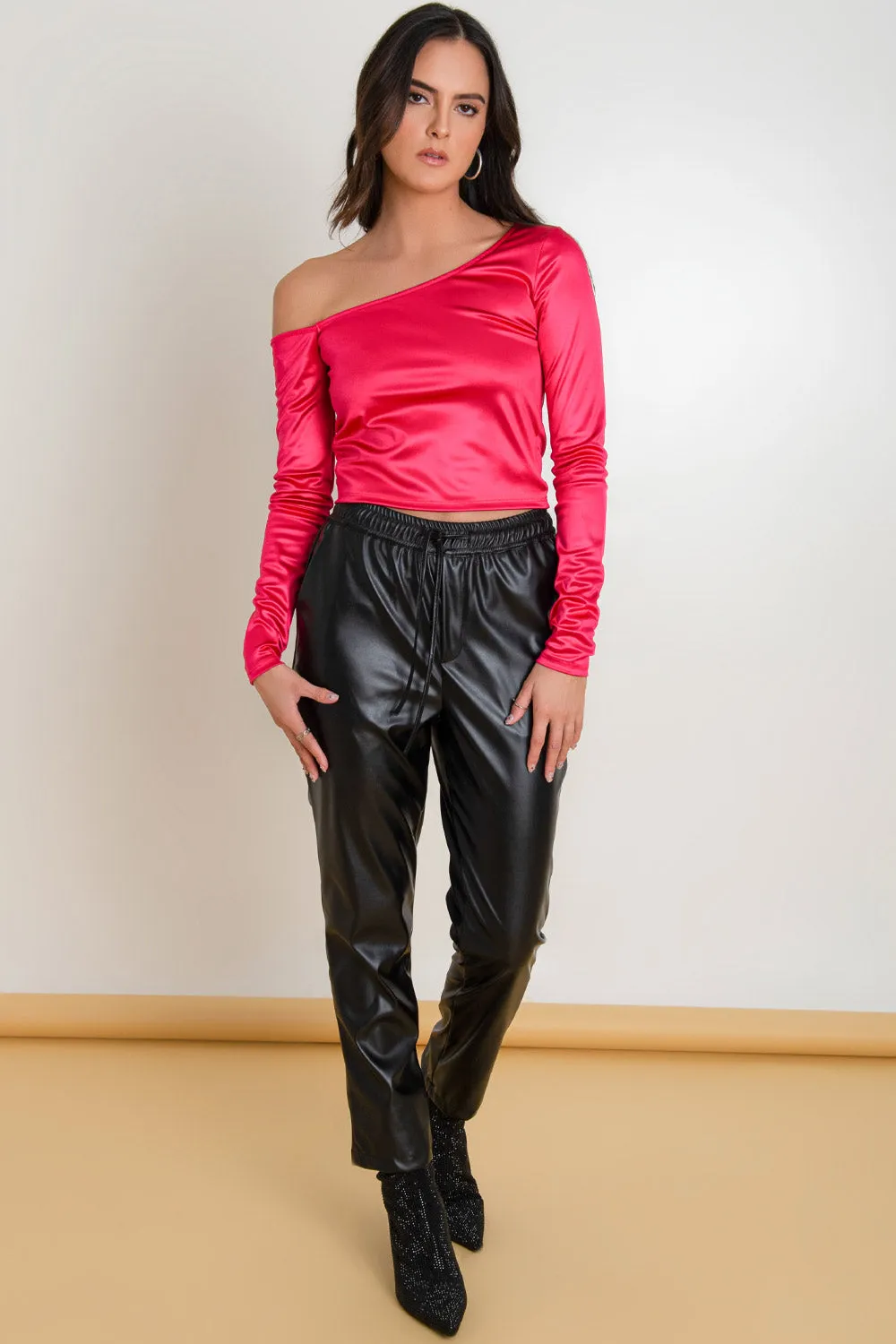 Blusa satinada escote diagonal manga larga