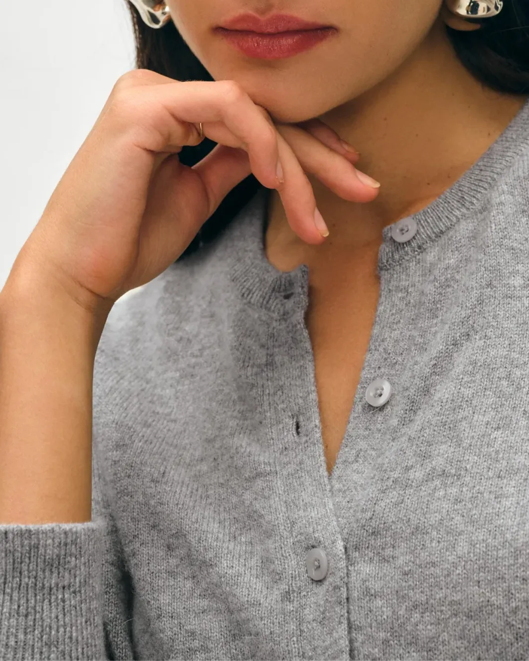 CASHMERE CREWNECK CARDIGAN IN GREY HEATHER