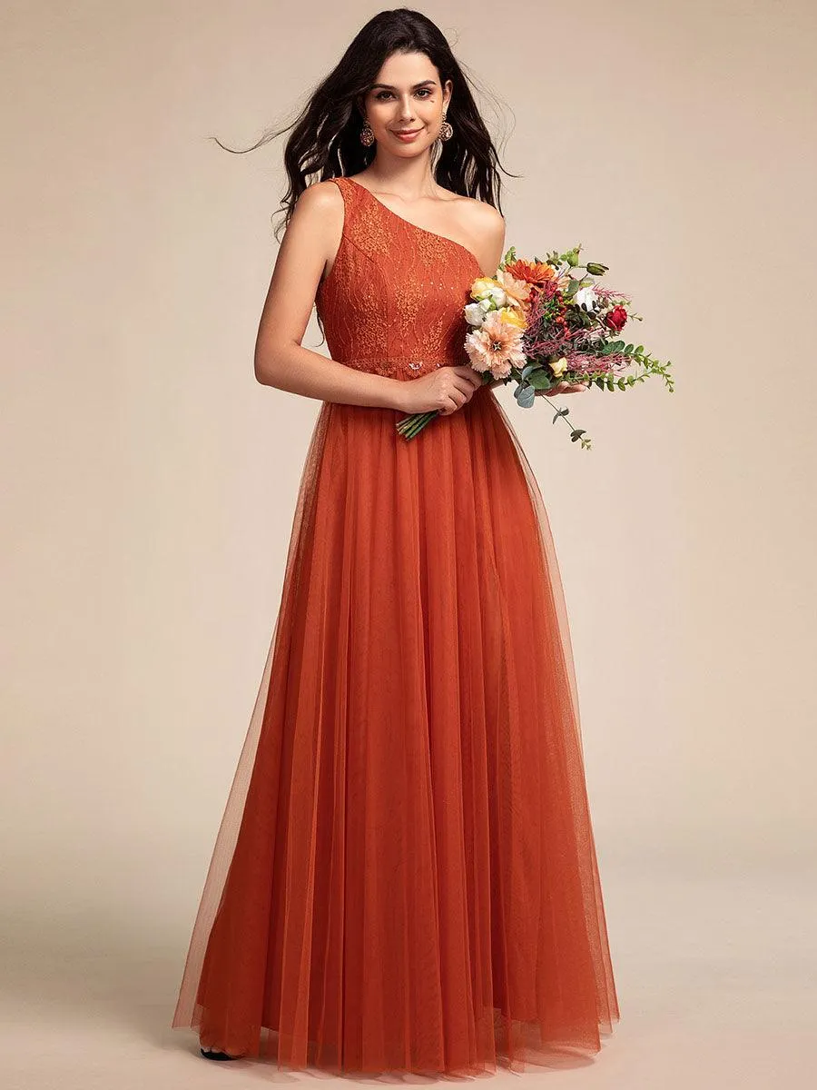 Robe de bal longue en tulle à une épaule avec corsage orné