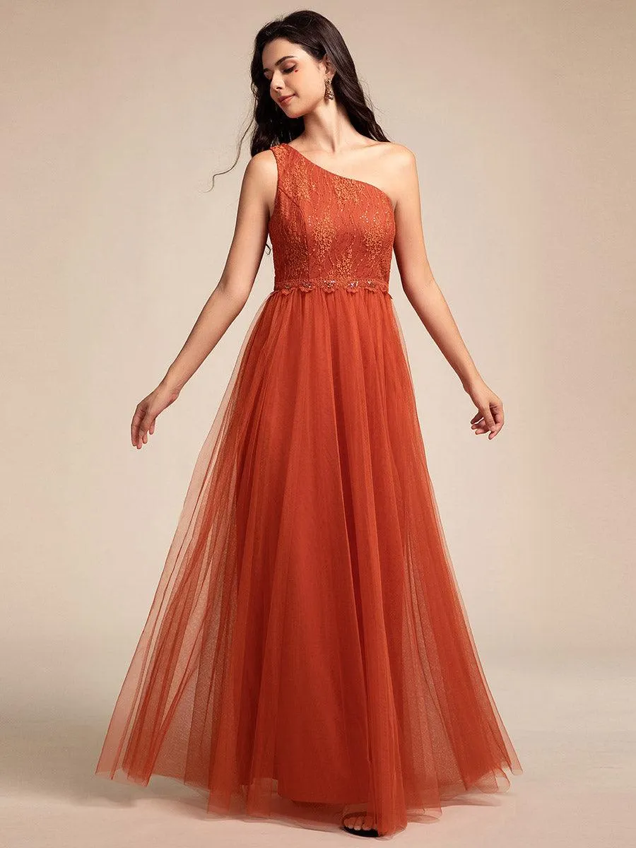 Robe de bal longue en tulle à une épaule avec corsage orné