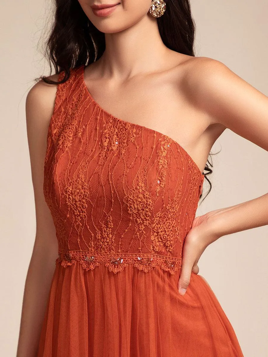 Robe de bal longue en tulle à une épaule avec corsage orné