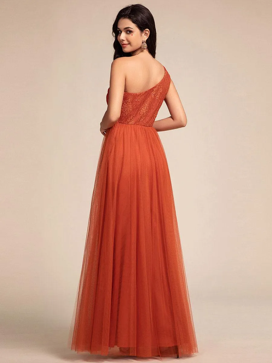 Robe de bal longue en tulle à une épaule avec corsage orné