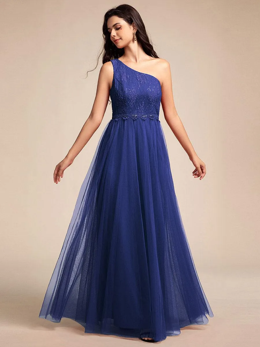Robe de bal longue en tulle à une épaule avec corsage orné