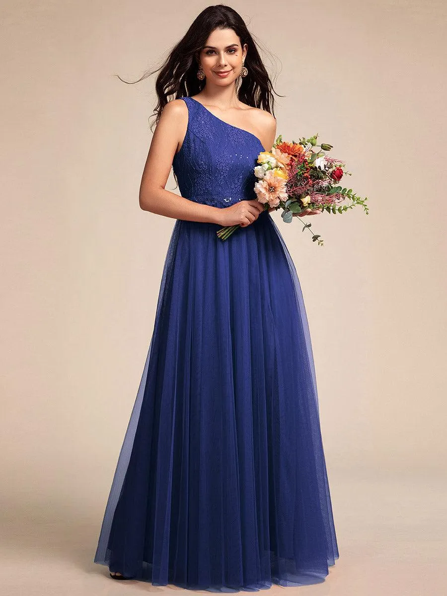 Robe de bal longue en tulle à une épaule avec corsage orné