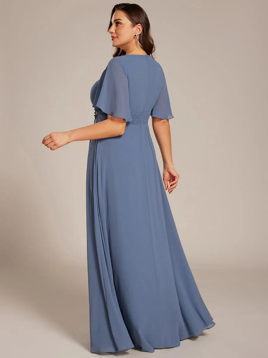 Robe de soirée trapèze à manches courtes et appliques plissées