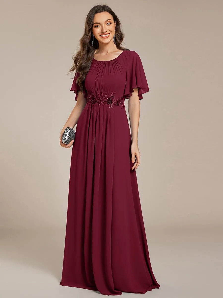 Robe de soirée trapèze à manches courtes et appliques plissées