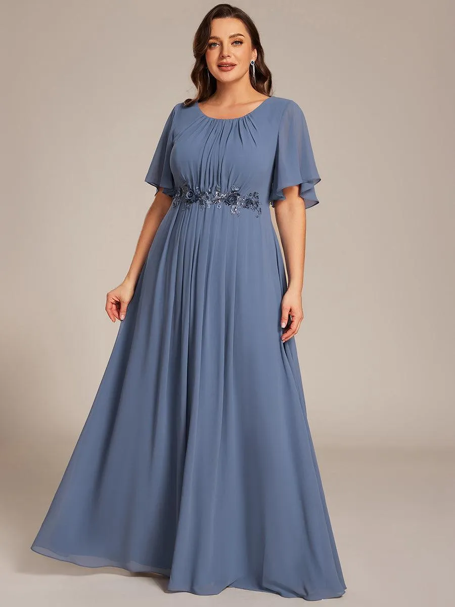 Robe de soirée trapèze à manches courtes et appliques plissées