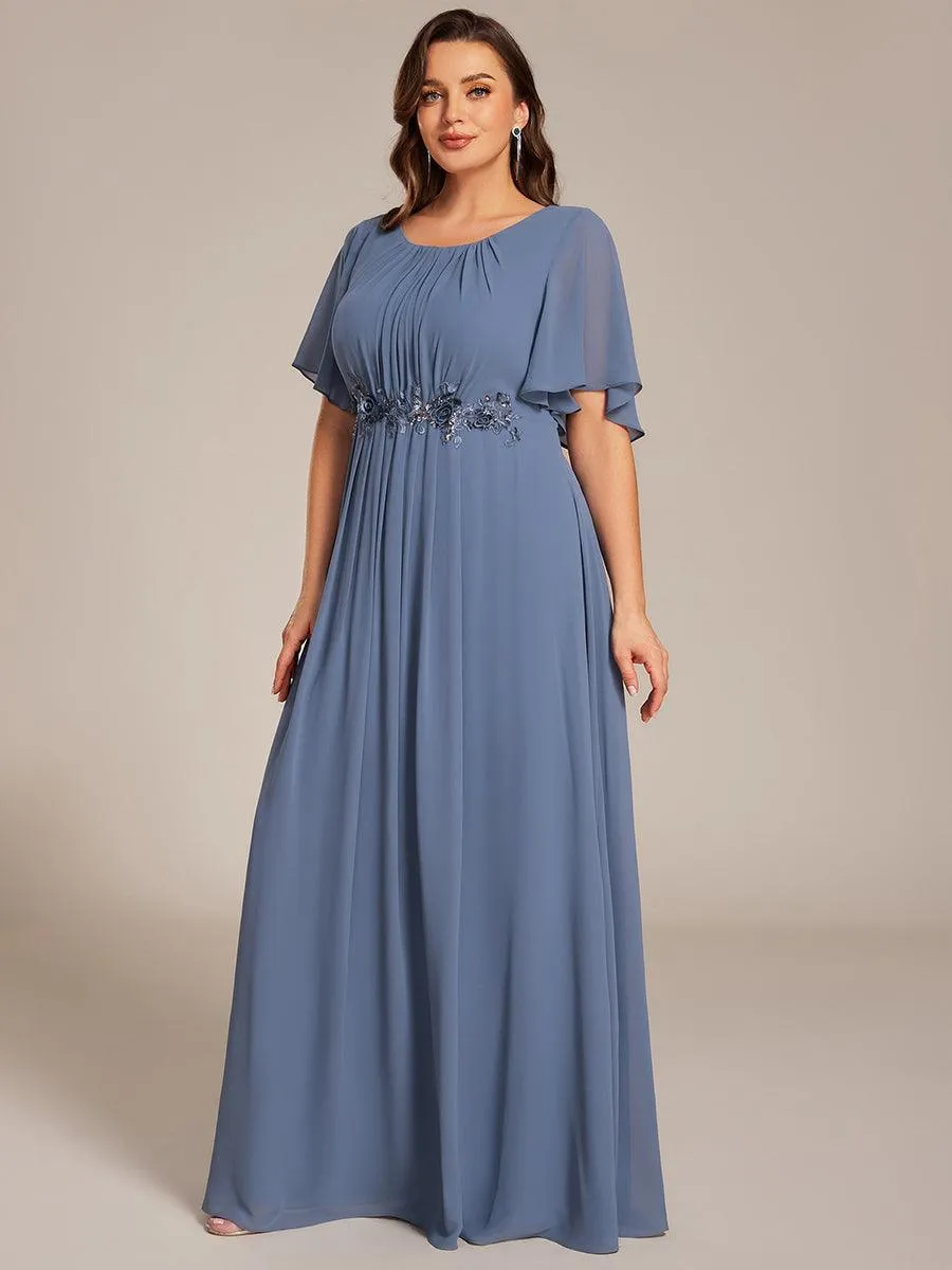 Robe de soirée trapèze à manches courtes et appliques plissées
