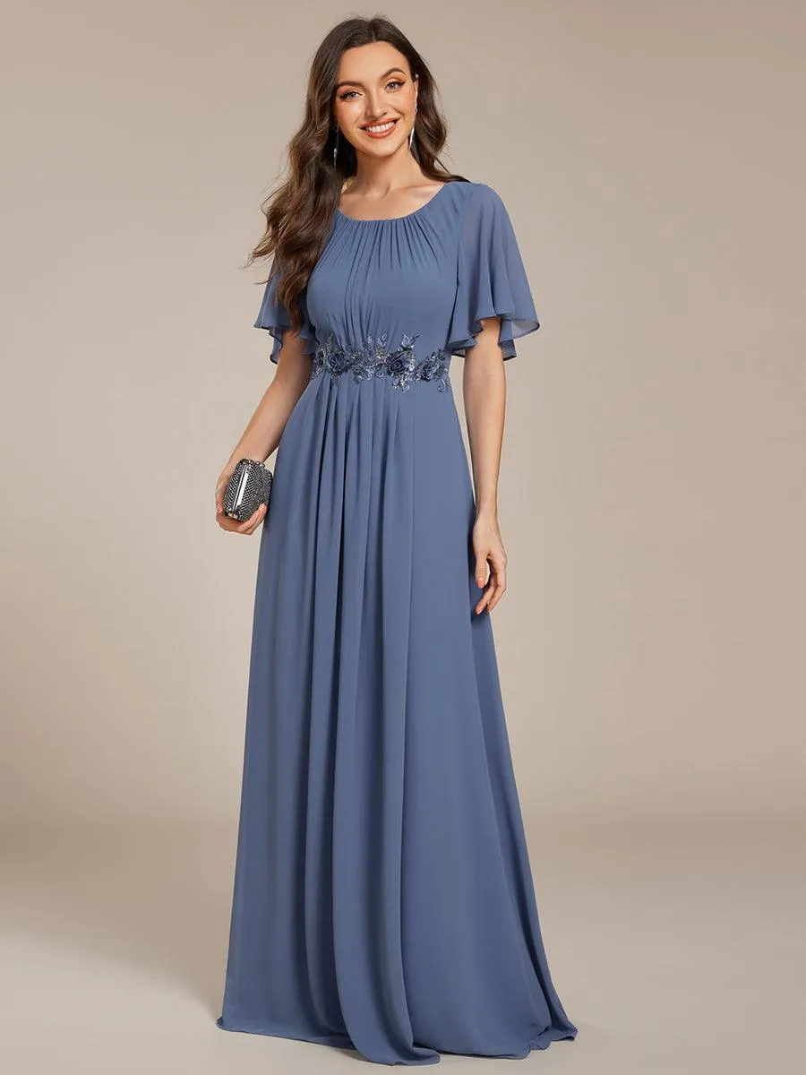 Robe de soirée trapèze à manches courtes et appliques plissées