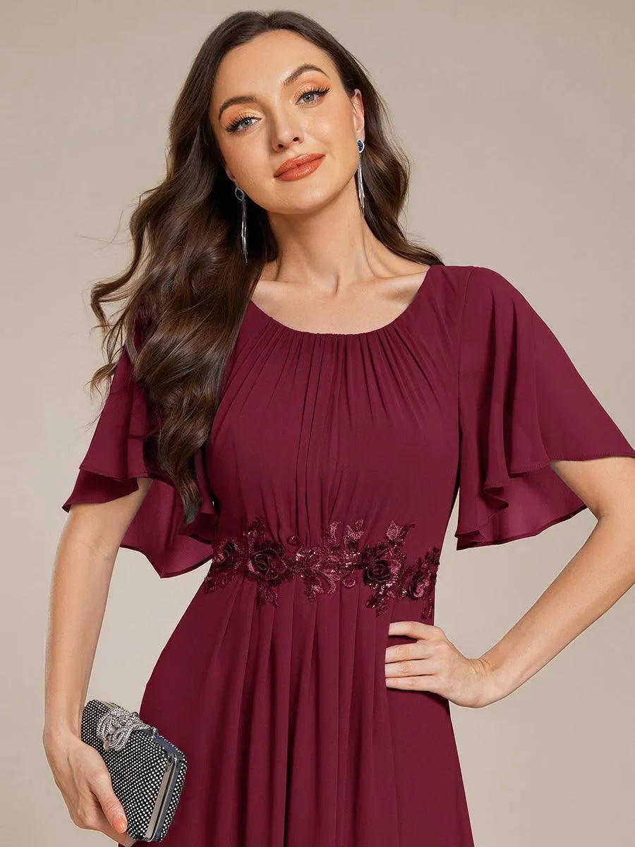 Robe de soirée trapèze à manches courtes et appliques plissées