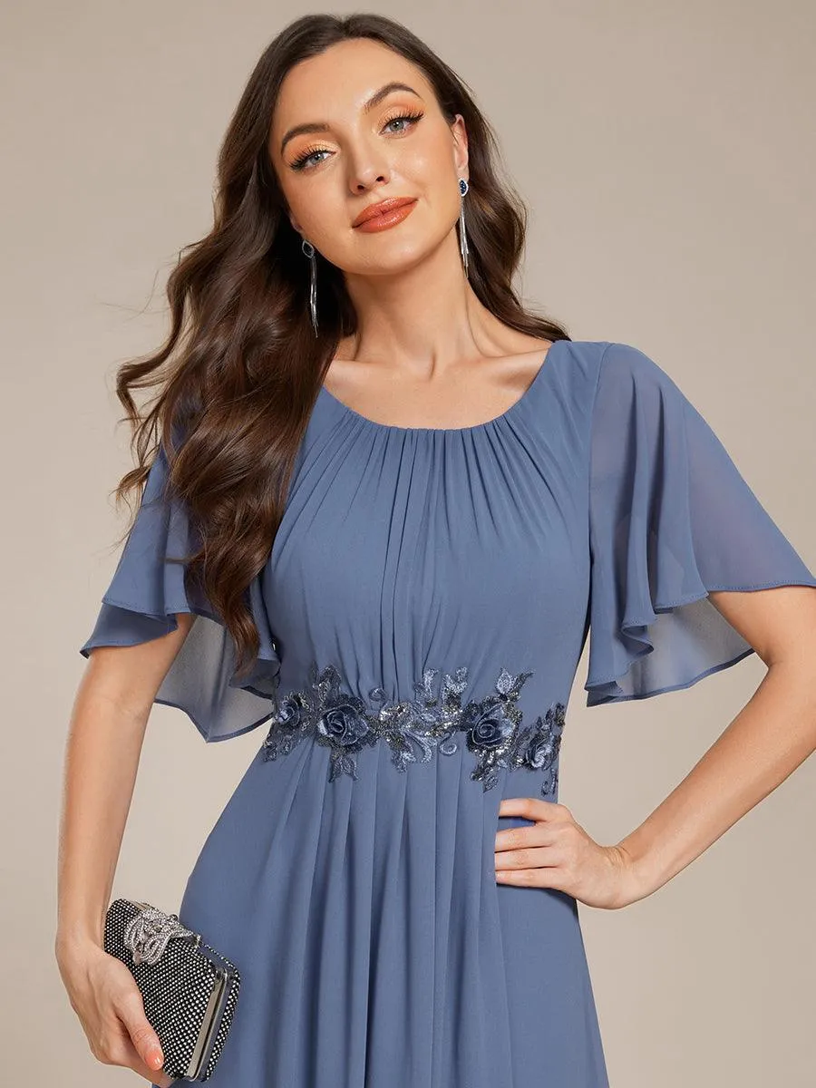 Robe de soirée trapèze à manches courtes et appliques plissées