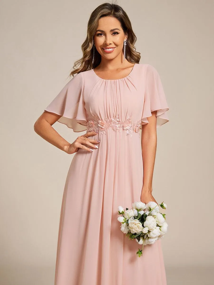 Robe de soirée trapèze à manches courtes et appliques plissées