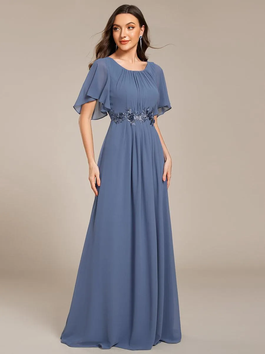 Robe de soirée trapèze à manches courtes et appliques plissées