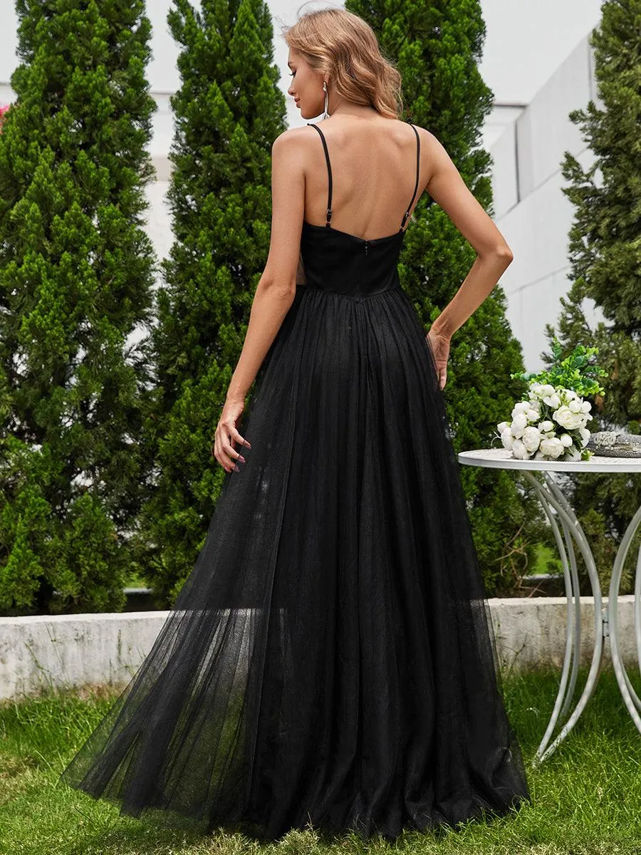 Robes de mariée trapèze à col en V et bretelles spaghetti, embellissements de perles