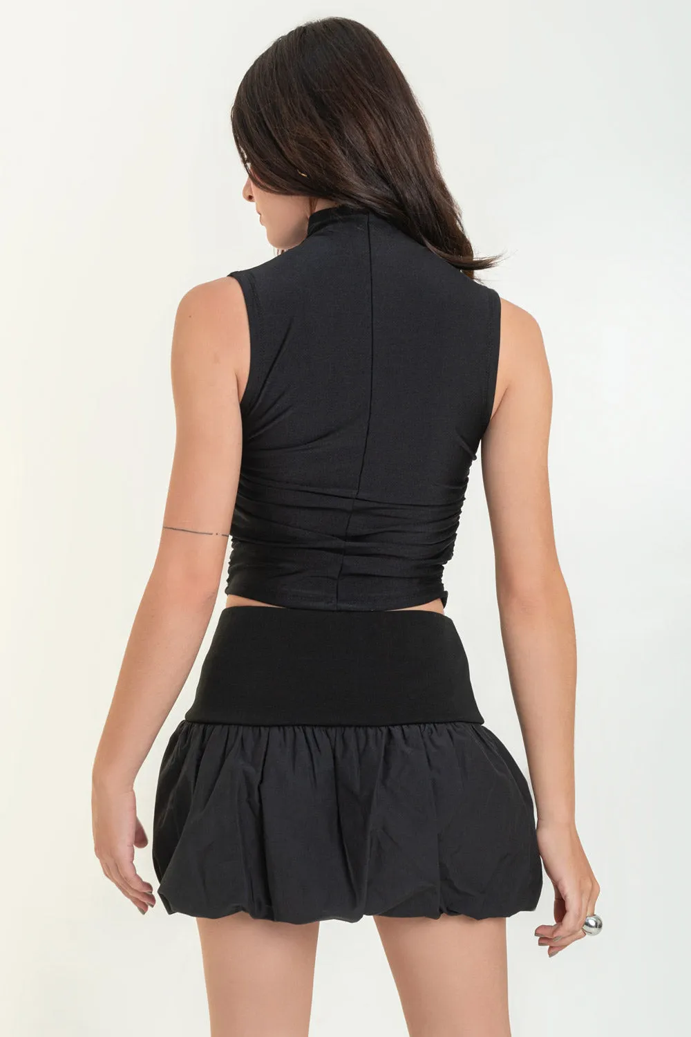 Top corto satinado cuello mock con plisados