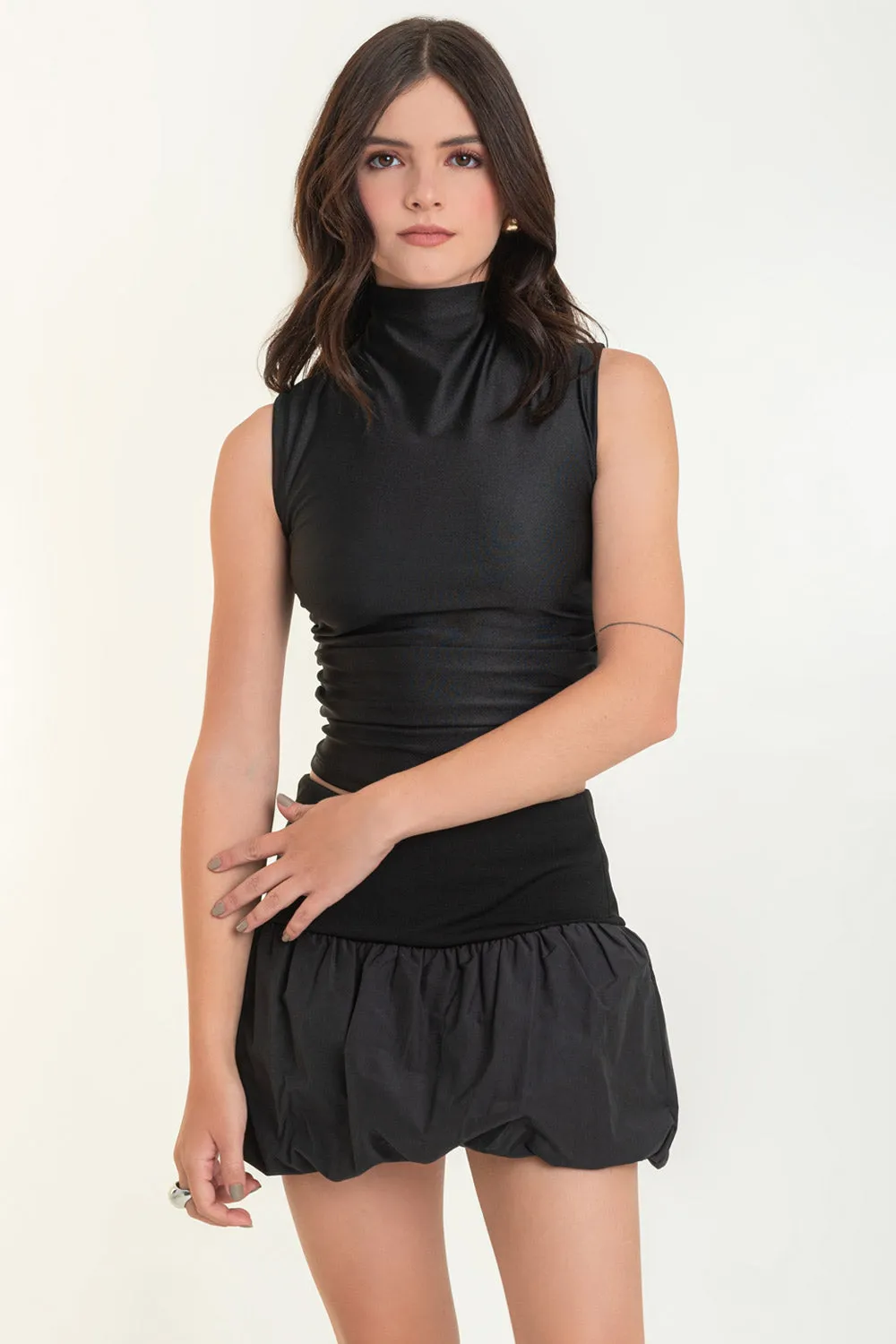 Top corto satinado cuello mock con plisados