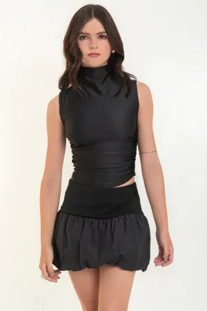 Top corto satinado cuello mock con plisados