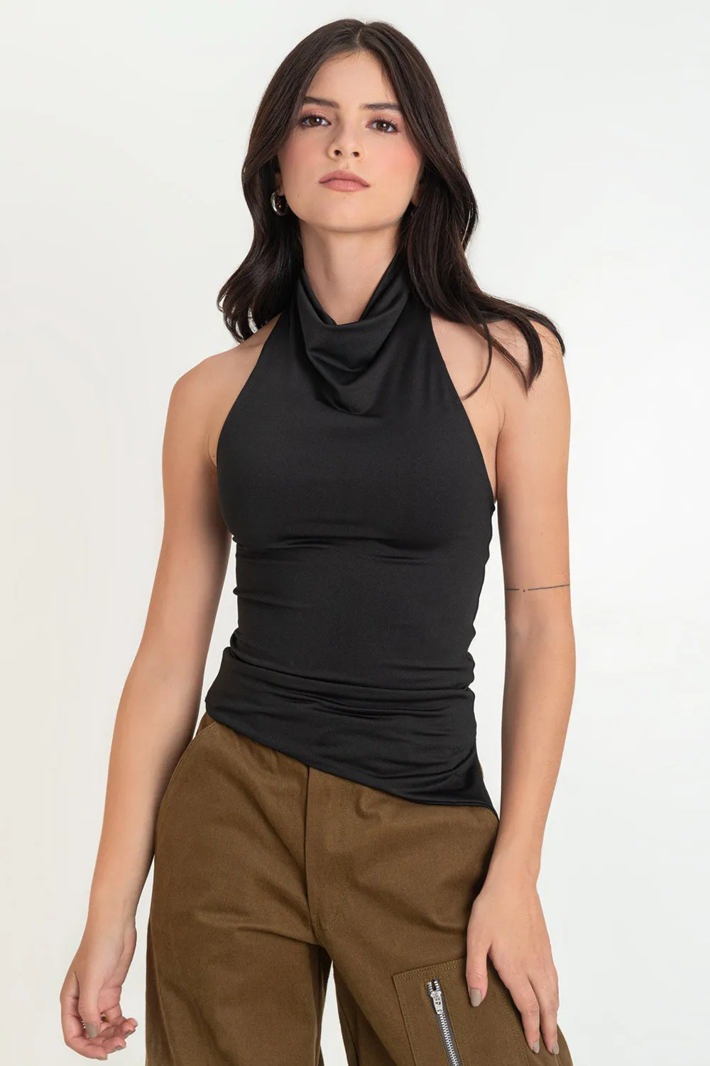 Top halter de cuello alto fluido bajo diagonal