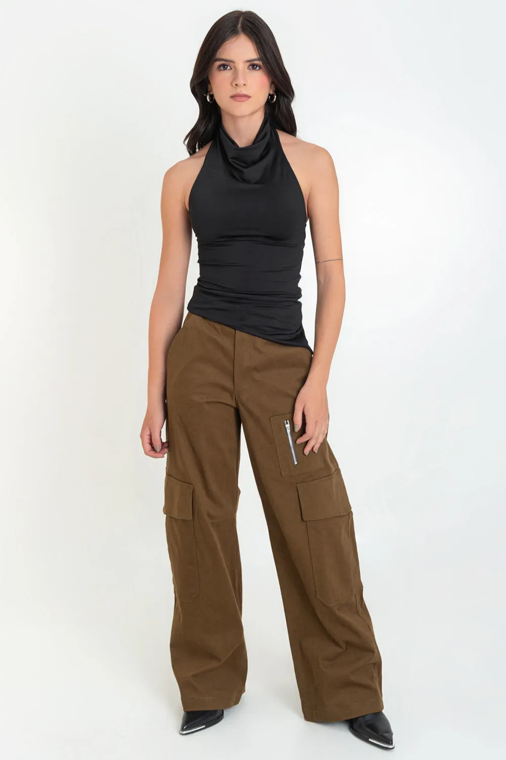 Top halter de cuello alto fluido bajo diagonal