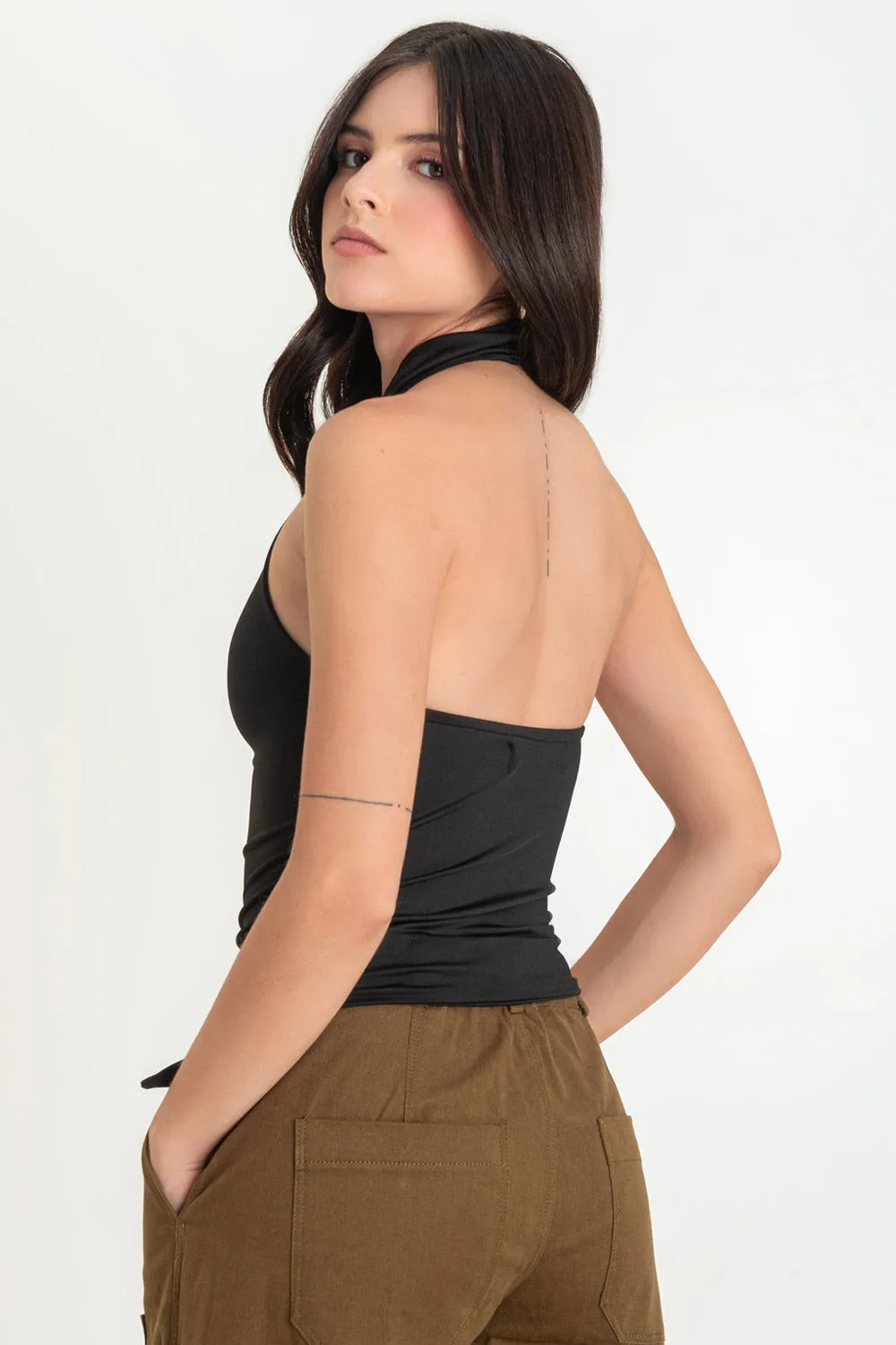 Top halter de cuello alto fluido bajo diagonal