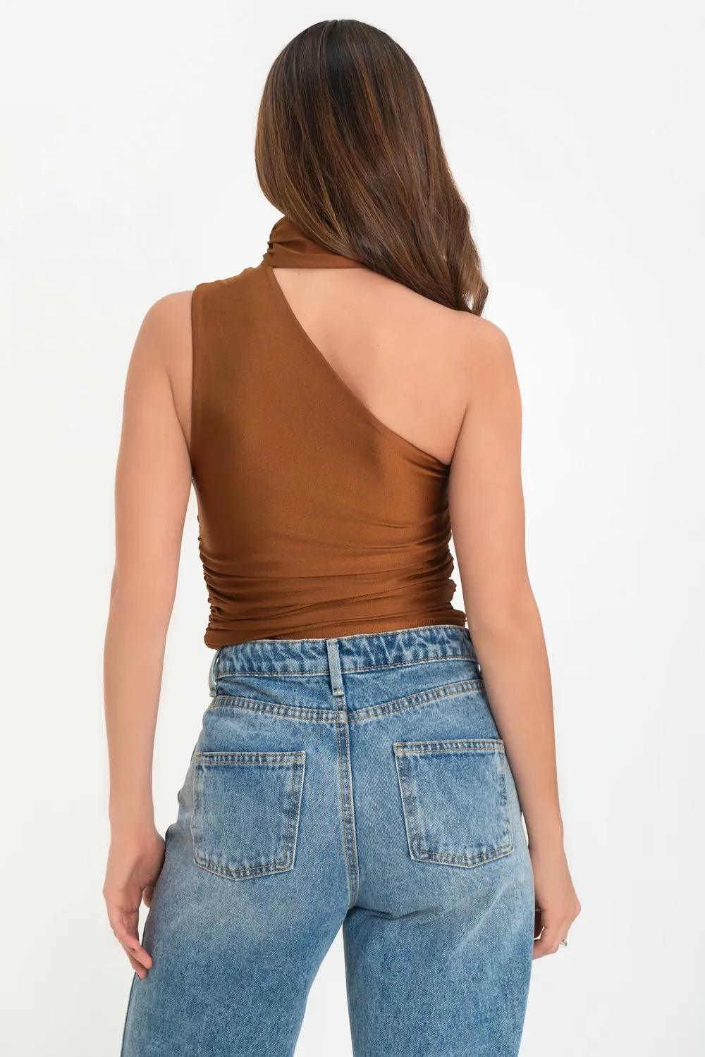 Top satinado asimétrico con plisados choker