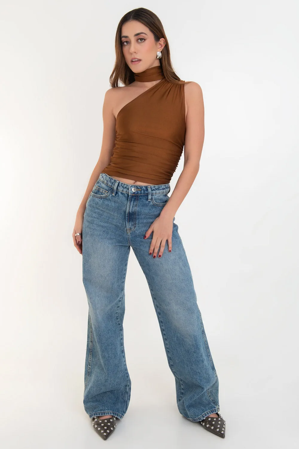 Top satinado asimétrico con plisados choker