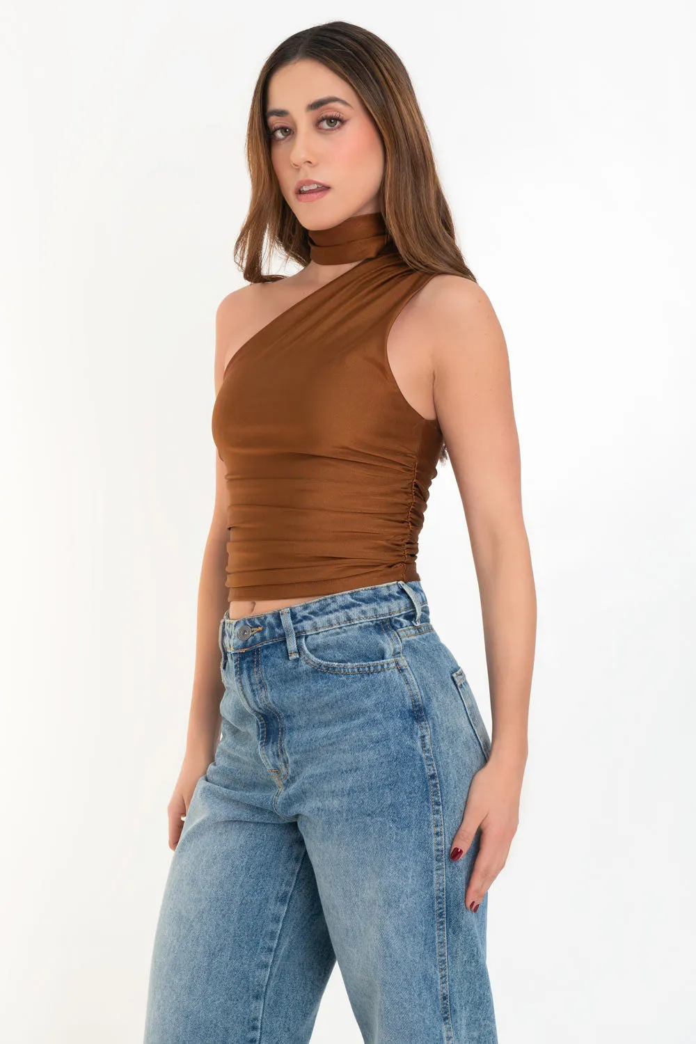 Top satinado asimétrico con plisados choker